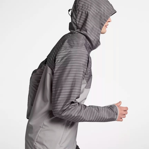 men's nike essential hooded running jacket